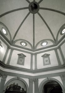 Widok ośmiobocznej zakrystii zbudowanej według projektu Giuliano da Sangallo (1445-1516)