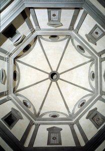 Widok ośmiobocznej zakrystii zbudowanej według projektu Giuliano da Sangallo (1445-1516)