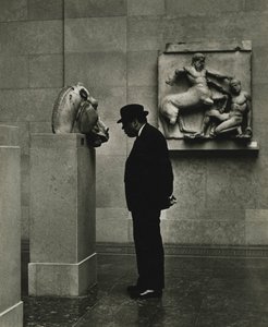 Mężczyzna oglądający rzeźby w British Museum, Londyn, lata 1950.