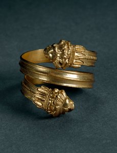 Sztuka Wielkiej Grecji: złoty pierścionek z protomami lwów. Koniec IV-początek III wieku p.n.e. z Tarentu we Włoszech. Taranto, Museo Archeologico Nazionale autorstwa Greek