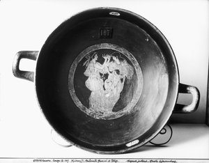 Fragment kiliksu z czerwoną figurą na poddaszu, przedstawiający ceramikę Philomela, Procne i Itys bw. autorstwa Greek