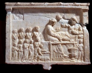 Sztuka grecka: „”relief przedstawiający scenę bankietową””, 300 pne Wymiary 48x65x6 cm Mantua (mantua) Palazzo Ducale, Coll statuaria, inv n 6684 Włochy - Cywilizacja grecka: Marmurowa płaskorzeźba przedstawiająca bankiet (48x65x6 cm), III wiek pne - Mantu autorstwa Greek