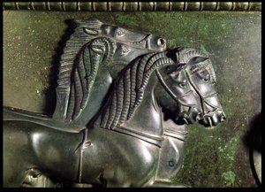 Głowa konia z kwadrygi, fragment fryzu wokół szyi brązu Vix Krater