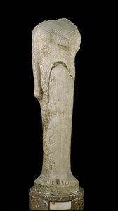 Figura Kore dedykowana Heramy przez Cheramyesa, z Sanktuarium Hery, Samos, ok. 570-560 pne (marmur) (patrz także 164882-164683)