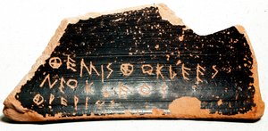 Ostrakon (lub ostracon) (liczba mnoga: ostraca lub ostraka), odłamki ceramiki służące jako karty do głosowania podczas procedur ostracyzmu w starożytnej Grecji. 480 pne Ateny. Muzeum Agory. autorstwa Greek