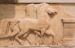 Cztery konie (kwadryga) ciągnące rydwan z południowego fryzu Skarbca Syfnijczyków, zbudowane ok. 530-480 p.n.e. (marmur) autorstwa Greek