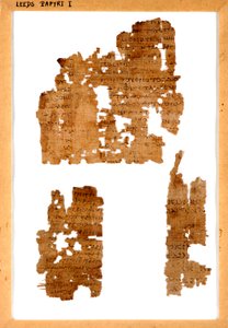 Trzy fragmenty niespokrewnionego papirusu oprawione w ramkę autorstwa Greek