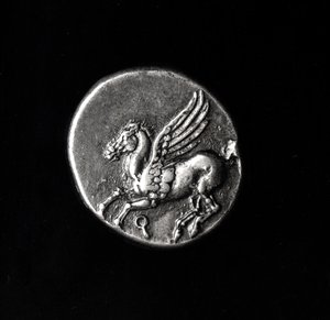 Rewers monety przedstawiającej Pegaza, z Koryntu, 700-300 pne (metal)