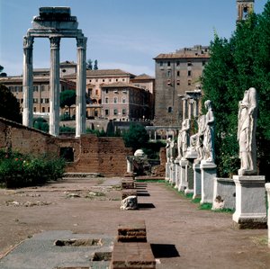 Forum Romanum: posągi westalek. Dom westalek (Casa delle Vestali lub Atrium Vestae). Po lewej grecka świątynia Dioskuresa (lub świątynia Kastora i Polluksa) (V wiek p.n.e.). Rzym