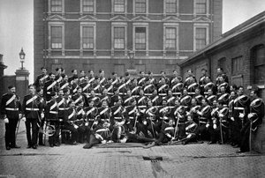 Podoficerowie 1. Gwardii Życia w Knightsbridge Barracks, Londyn, 1896 r. autorstwa Gregory and Co