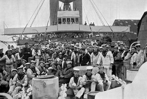 Na dziobie HMS Royal Sovereign, 1895 autorstwa Gregory and Co