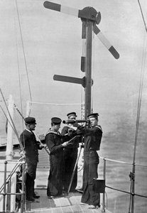 Sygnalizacja semaforem na pokładzie HMS Camperdown, 1895 autorstwa Gregory and Co