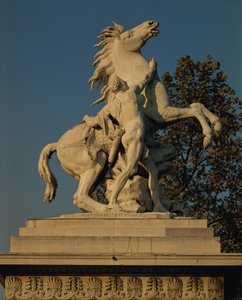 Replika jednego z dwóch "Koni z Marly", pierwotnie wykonanych dla stawu konnego w zamku w Marly, Yvelines, 1739-45 (marmur)