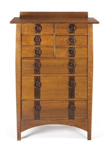 Komoda, nr kat. 913 autorstwa Gustav Stickley