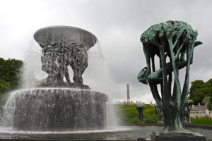 Fontanna i rzeźba „Dziewczyna na drzewie” w Frogner Park, Oslo, Norwegia (brąz) autorstwa Gustav Vigeland