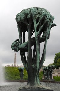 Dziewczyna na drzewie, rzeźba w parku Frogner, Oslo, Norwegia (brąz)