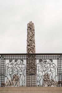 Bramy z kutego żelaza „Nadzy mężczyźni” i „Monolit ludowy” z granitu w Frogner Park, Oslo, Norwegia (zdjęcie)