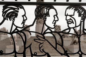 Kute żelazne bramy rzeźby nagich mężczyzn w Frogner Park, Oslo, Norwegia (żelazo)