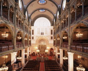 Wnętrze synagogi przy Rue des Tournelles zbudowanej w latach 1866 - 1867. Architekt: Varrollier. Inżynier: Gustave Eiffel w Paryżu. autorstwa Gustave Eiffel