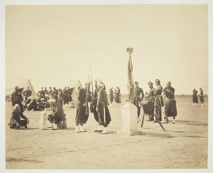 Podniesiona flaga pułku Zouave, Camp de Châlons, 1857. autorstwa Gustave Le Gray