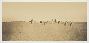 Bez tytułu [zwiedzający obserwujący manewry wojskowe], 1857. autorstwa Gustave Le Gray