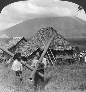 Rdzenne dziewczęta ze swoimi naczyniami na wodę zrobionymi z drzewek bambusa, Filipiny, 1907