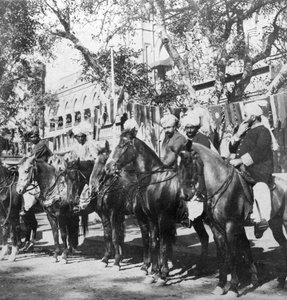 Jeźdźcy pendżabscy przed stacją kolejową w Delhi, Indie, 1900.