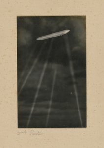 [Zestrzelenie niemieckiego sterowca nad Londynem]. autorstwa H. Scott Orr