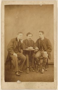 [Trzech niezidentyfikowanych mężczyzn w pozycji siedzącej]. autorstwa H. Tollerton