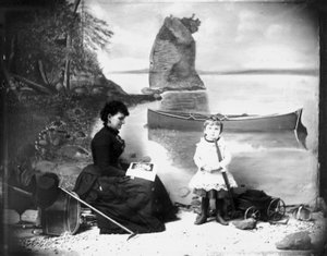 Hannah Maynard i mała dziewczynka z wozem, 1884 (fot. bw)
