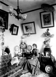Hannah Maynard w domu, ok. 1890 (bw zdjęcie)