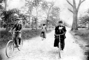 Maynard MacDonald i jego babcia, Hannah Maynard, na rowerze w Beacon Hill Park, Victoria, ok. 1895 (fot. bw)