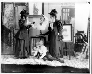 Wielokrotna ekspozycja Hannah Hatherly Maynard i jej wnuka Maynarda McDonalda, ok. 1893 (zdjęcie bw)