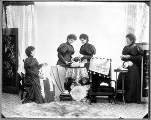 Wielokrotna ekspozycja Hannah Maynard - dwie pijące herbatę, jedna trzymająca motek bawełny, jedna trzymająca go w kulkę, ok. 1895 (zdjęcie czarno-białe)