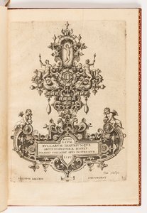 Płyta 1, strona tytułowa z dziesięciu suit, zatytułowana Monilium Bullarum Inauriumque Artificocissimae Icones, Ioannis Collaert Opus Postremum (Wzory naszyjników, wisiorków i kolczyków o najwyższych umiejętnościach, ostatnie dzieło Joannisa Collaerta)