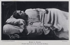 Skończona na śmierć, Elizabeth Ryan nie żyje w przytułku Newcastle (zdjęcie czarno-białe) autorstwa Harold Hume Piffard