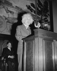 Albert Einstein przemawia, ok. 1940 r. (zdjęcie czarno-białe)