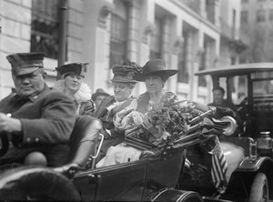 Jeanette Rankin przybywa na zaprzysiężenie do Kongresu autorstwa Harris & Ewing