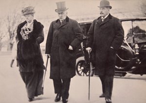 John Pierpont Morgan z synem i córką podczas dochodzenia w sprawie funduszu powierniczego (zdjęcie w sepii)