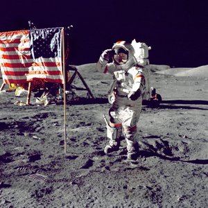 Cernan Jump Salute Flag, 1972. autorstwa Harrison Schmitt