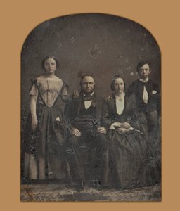 Grupowy portret niezidentyfikowanej rodziny autorstwa Harrison and Hill
