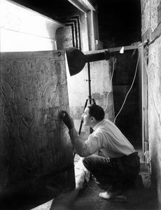 Descoberta da tumba do faraó Tutancâmon no Vale dos Reis (Egito): Howard Carter olhando pelas portas do segundo santuário, 4 de janeiro polonês