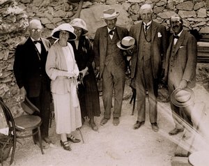 Howard Carter (1873-1939) i grupa Europejczyków stojących obok wykopalisk Grobowca Tutanchamona, Dolina Królów (odbitka żelatynowo-srebrowa)