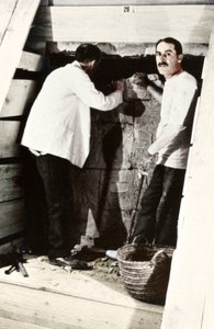 Howard Carter wraz z kolegą przy wykopywaniu grobowca w Dolinie Królów, Egipt, 1922