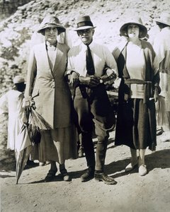 Od lewej: Lady Somerleyton, pułkownik Watson Pasha i Hon. Lady Alexander przy grobie Tutanchamona, Dolina Królów