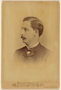 [Niezidentyfikowany mężczyzna z wąsami, z profilu]. autorstwa Harry F. Maneeley