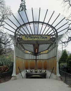 Architektura secesyjna: wejście do stacji metra Porte Dauphine w Paryżu. Zaprojektowany przez architekta Hectora Guimarda (1867-1942). DR