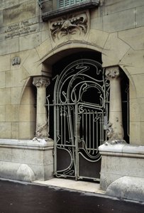Architektura secesyjna: widok na drzwi wejściowe do Castel Beranger mieszczącego się przy rue de la Fontaine 14 w 16. dzielnicy Paryża. Zaprojektowany przez architekta Hectora Guimarda (1867-1942) DR