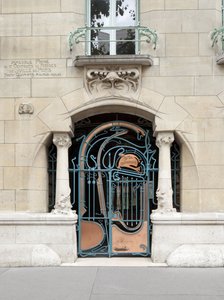 Drzwi wejściowe do zamku Castel Beranger, zbudowanego w latach 1895-1898 w XVI dzielnicy Paryża (zdjęcie)
