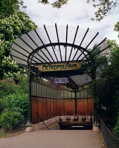 Wejście do metra Porte Dauphine, zaprojektowane przez Hectora Guimarda (1867-1942)